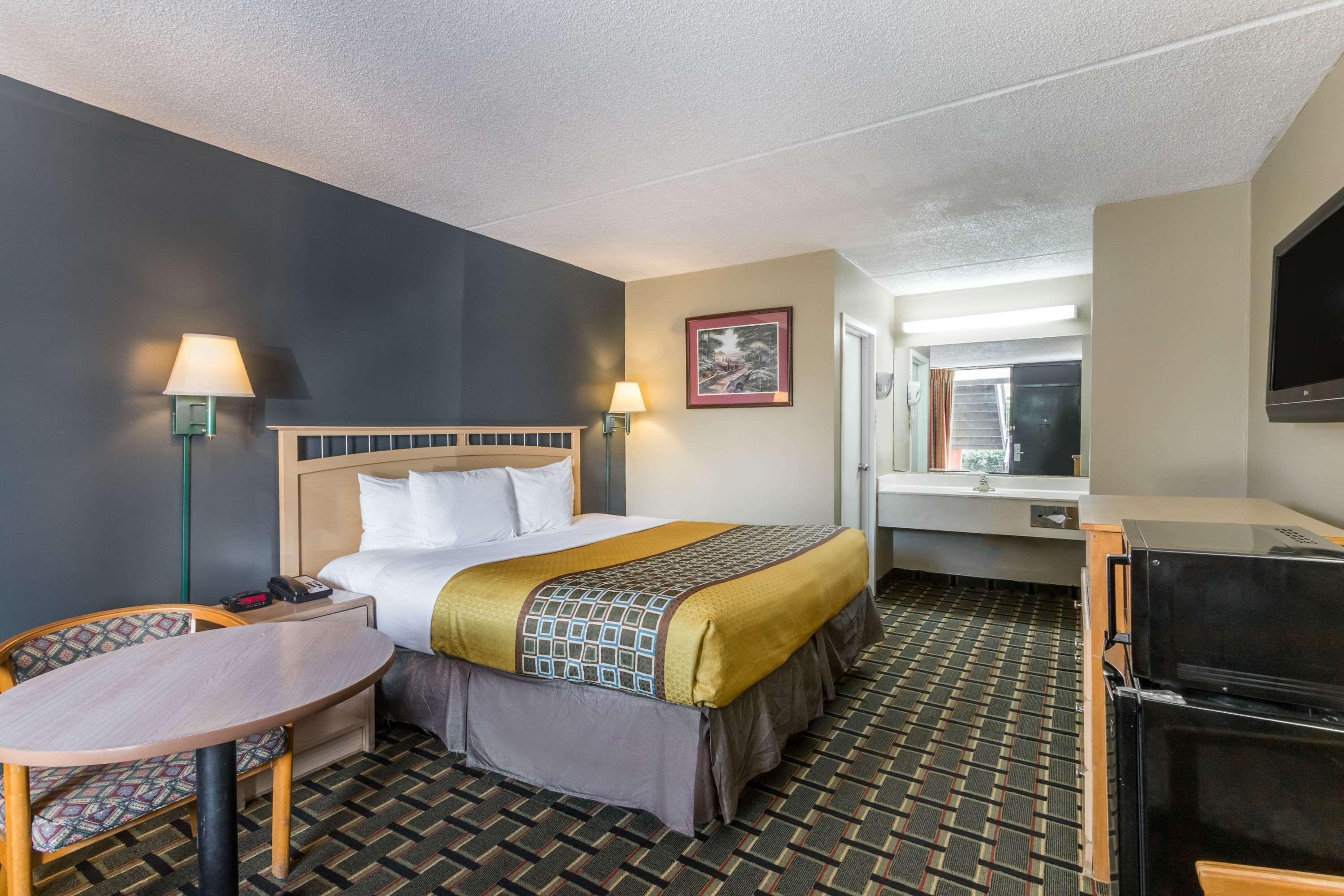 Travelodge By Wyndham Savannah Area/Richmond Hill Exterior photo