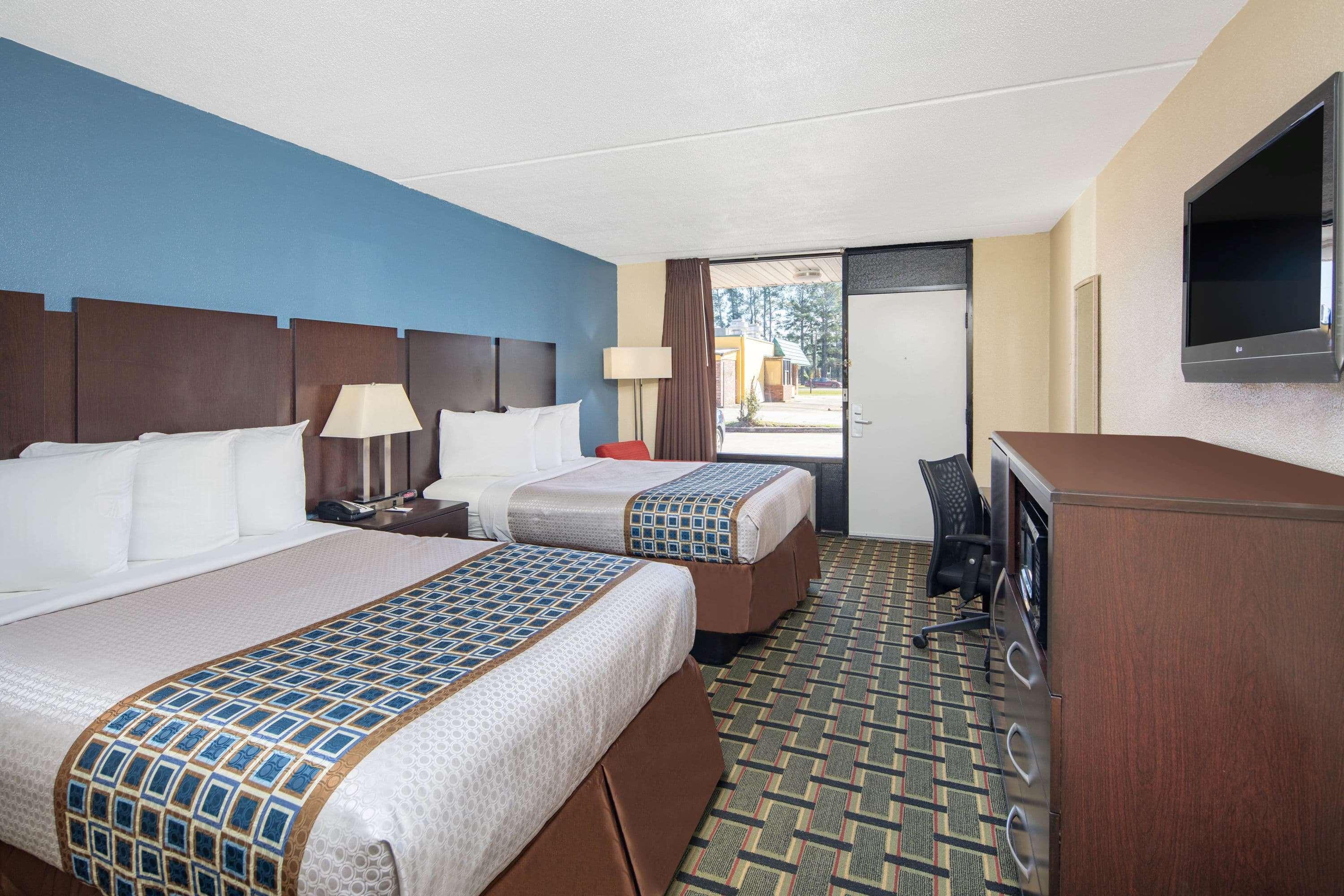 Travelodge By Wyndham Savannah Area/Richmond Hill Exterior photo